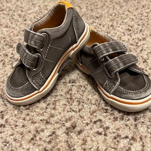 Tan Sperry tennis shoes, size 5.5W baby.